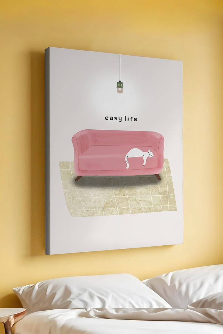 Interior minimalista con sofá rosa y gato blanco relajado