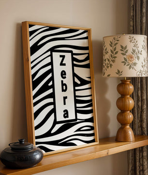Diseño elegante de impresión de cebra con acento de texto en negrita
