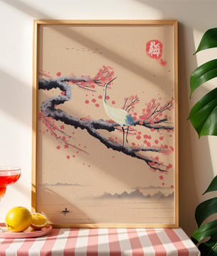 Eleganter Kranich auf Kirschblütenzweig mit ruhiger Landschaft