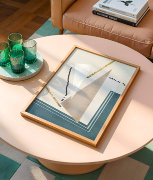Abstraktes geometrisches Kunstwerk mit goldenen Elementen