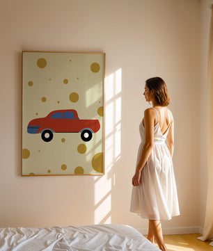 Ilustración abstracta de un coche rojo con círculos dorados sobre un fondo beige