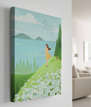Femme en robe jaune sur une colline avec fleurs et arbres