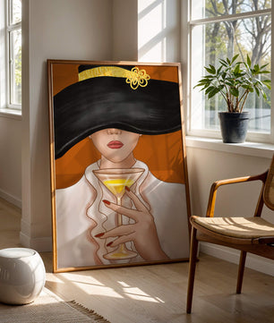 Femme avec un chapeau noir orné d’une touche dorée tenant un verre à cocktail