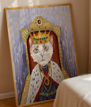 Portrait félin majestueux avec une couronne royale dorée