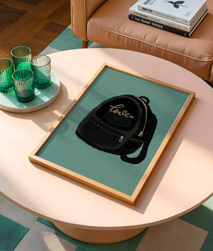 Elegante mochila negra con detalles dorados e inscripción de amor