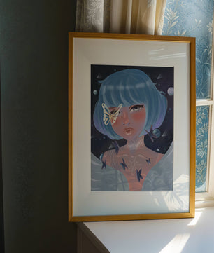 Portrait surréaliste d'une figure mystique aux cheveux bleus et aux papillons