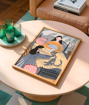 Escena interior acogedora con mujeres, gatos y elementos decorativos