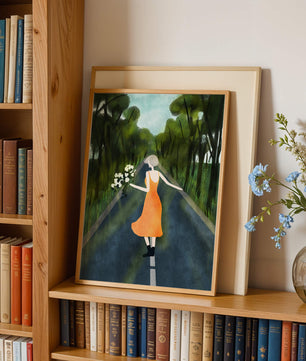 Femme en robe orange marchant sur une route avec des fleurs dans la forêt
