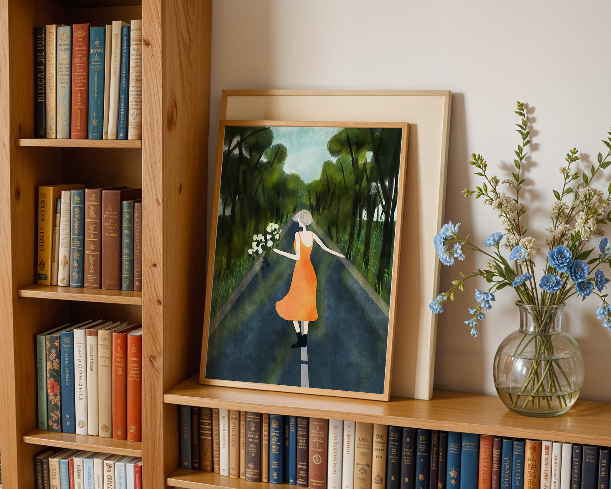 Mujer con vestido naranja caminando por una carretera con flores en el bosque