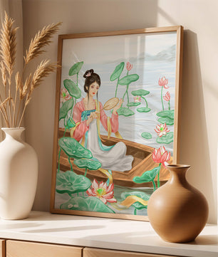 Femme élégante en tenue traditionnelle assise dans une barque parmi des fleurs de lotus