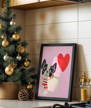Ilustración juguetona de un bulldog francés con gafas y bufanda sobre fondo rosa con corazón