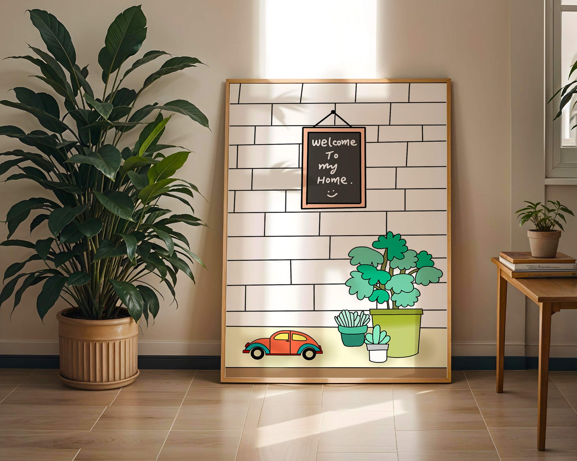 Kreidetafel-Schild mit Topfpflanzen und Spielzeugauto auf Ziegelmauer-Hintergrund