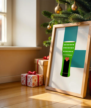 Jarrón verde con patrón de corazón y diseño minimalista