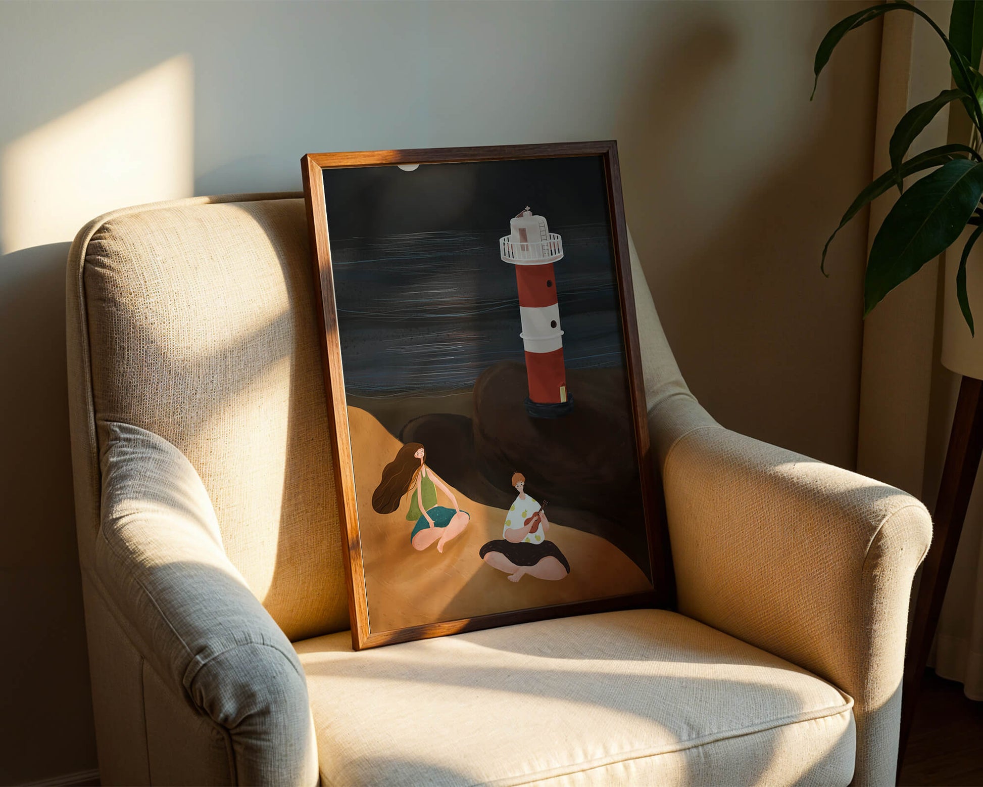 Escena de playa tranquila con faro por la noche