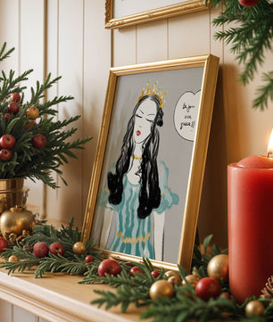 Femme élégante en robe turquoise avec une couronne dorée
