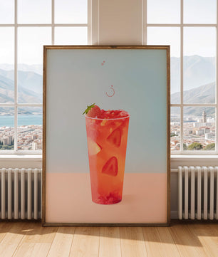 Refrescante bebida de fresa con rodajas flotantes sobre un fondo pastel