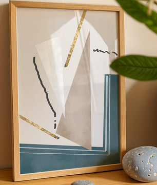 Abstraktes geometrisches Kunstwerk mit goldenen Elementen
