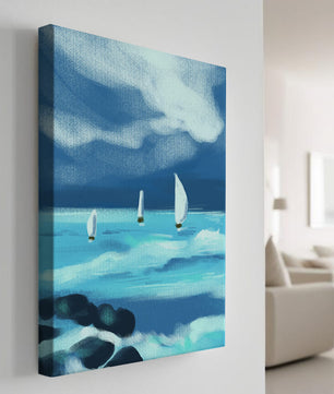 Paisaje marino con veleros navegando olas azules bajo un cielo dramático