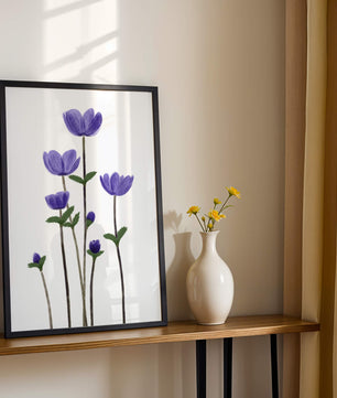 Flores púrpuras elegantes en un fondo oscuro