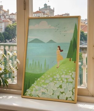 Femme en robe jaune sur une colline avec fleurs et arbres
