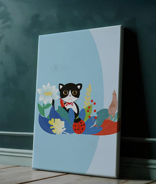 Ilustración de un gato con mariquita y flores sobre fondo azul claro