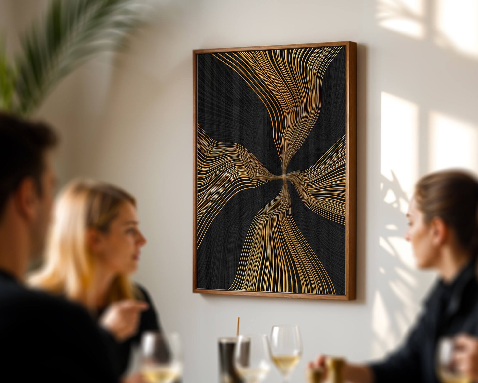 Líneas doradas abstractas sobre fondo negro con flujo dinámico