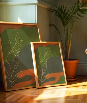 Abstrakte botanische Kunst mit Goldblatt auf buntem Hintergrund