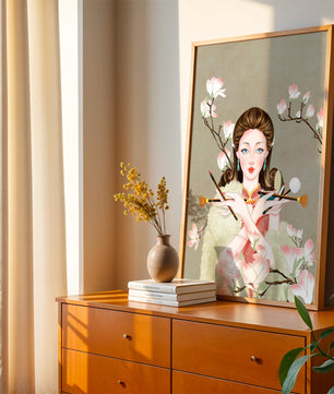 Femme élégante avec des outils de maquillage parmi des branches de magnolia en fleurs