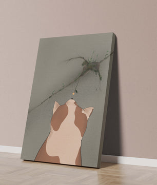 Chat observant une fleur poussant sur un mur fissuré