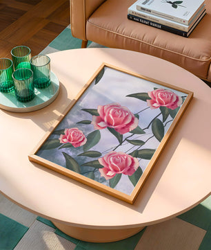 Hermosas rosas rosadas con exuberantes hojas verdes sobre un fondo suave