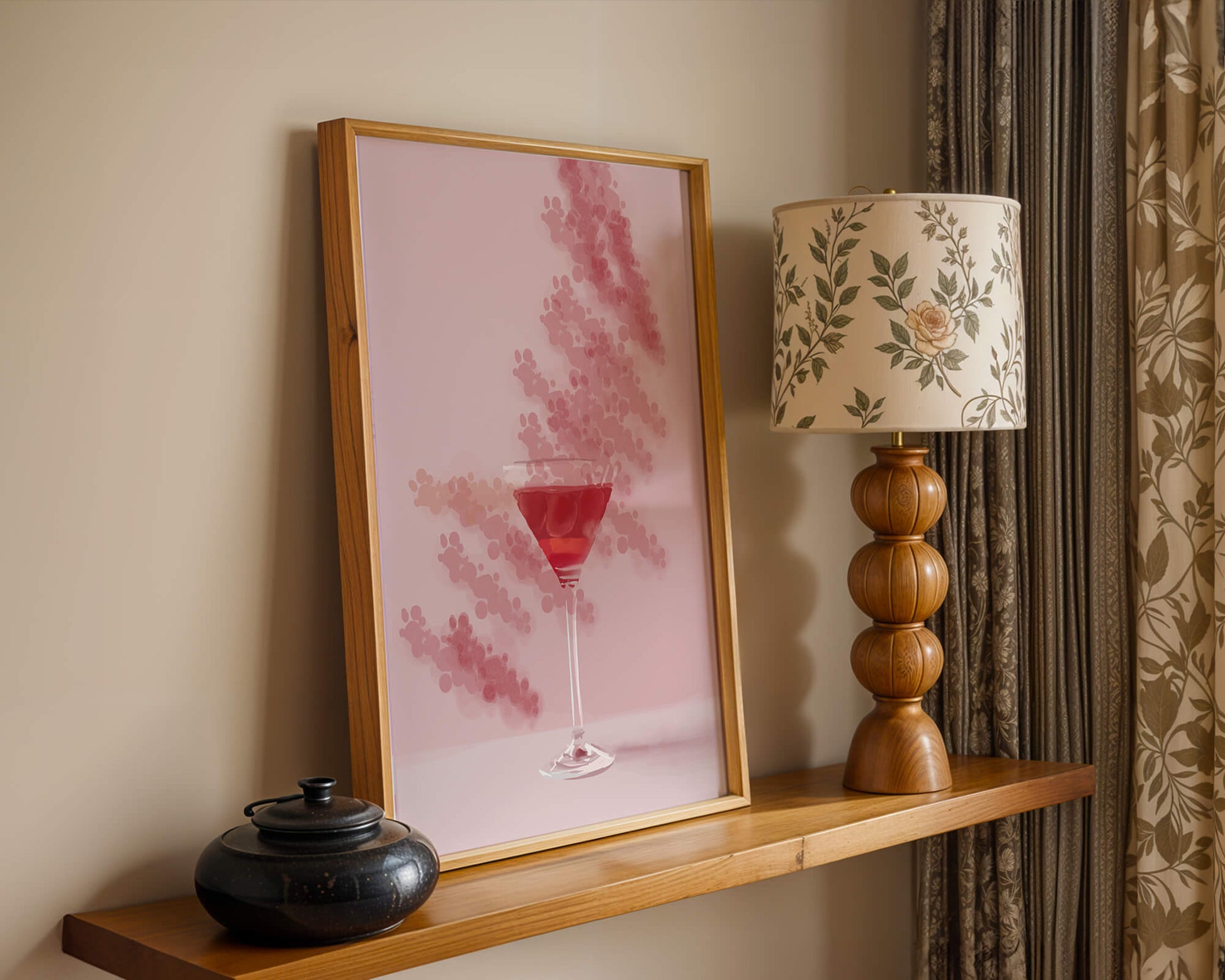 Elegante copa de cóctel roja sobre un fondo texturizado rosa