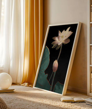 Flor de loto con detalles dorados sobre fondo oscuro