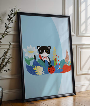 Ilustración de un gato con mariquita y flores sobre fondo azul claro