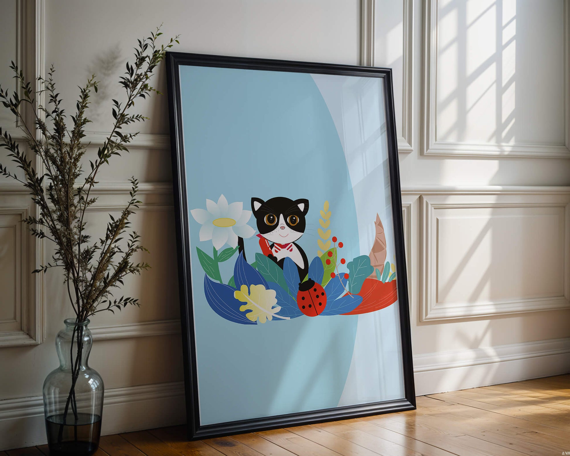 Ilustración de un gato con mariquita y flores sobre fondo azul claro