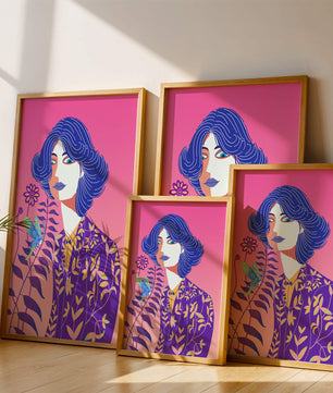 Retrato estilizado de una mujer con cabello azul y patrón botánico