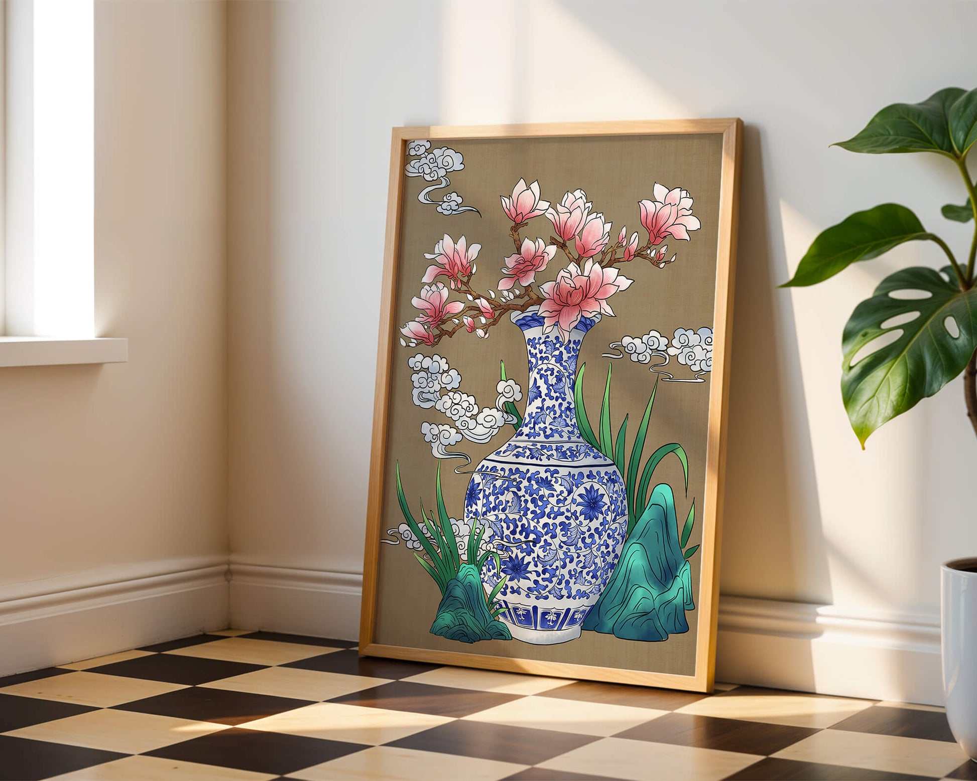 Elegante arreglo floral en jarrón de porcelana azul y blanca con magnolias.