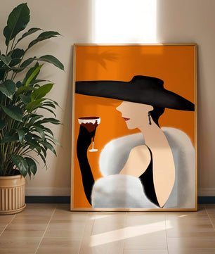 Femme élégante avec un chapeau noir et une fourrure blanche avec un verre de vin