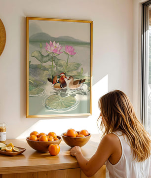 Patos mandarines y flores de loto en un estanque tranquilo