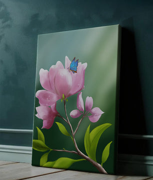 Zarte rosa Blume mit einem leuchtend blauen Schmetterling in einer ruhigen Gartenumgebung