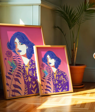 Retrato estilizado de una mujer con cabello azul y patrón botánico