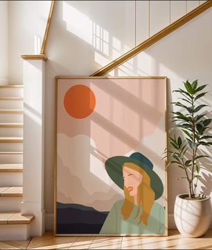 Abstrakte Illustration einer Frau mit Hut vor einer Kulisse aus Sonne und Bergen