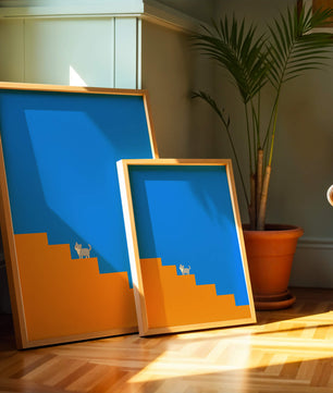 Gato minimalista en escaleras con fondo azul