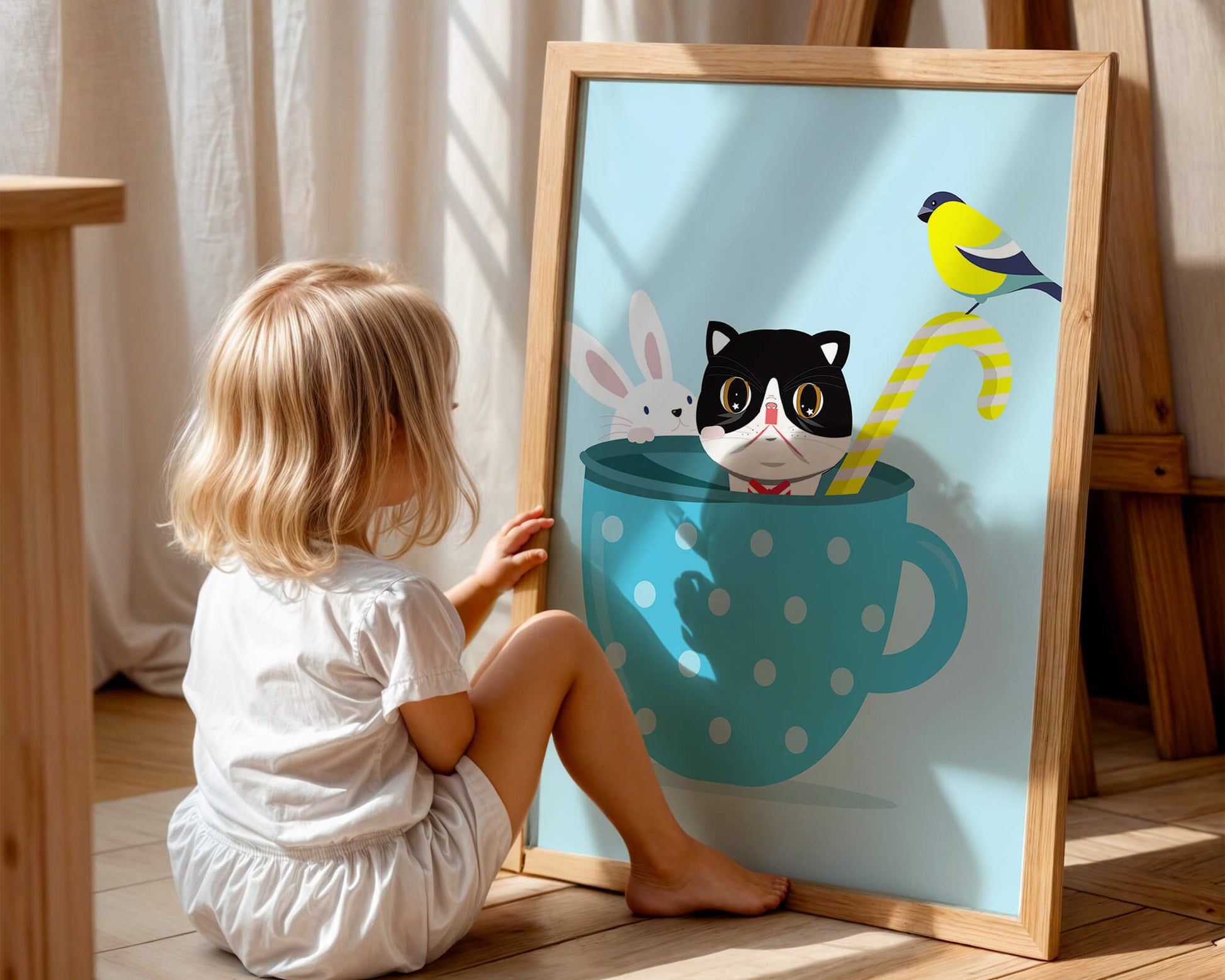 Ilustración lúdica de un gato, un conejo y un pájaro en una taza de té.