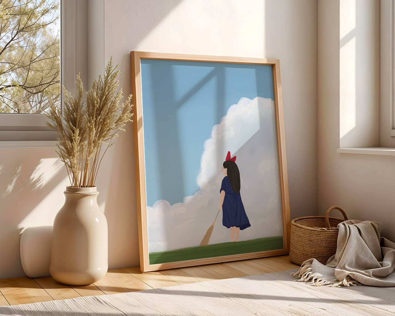 Junges Mädchen steht auf Gras mit Besen unter blauem Himmel
