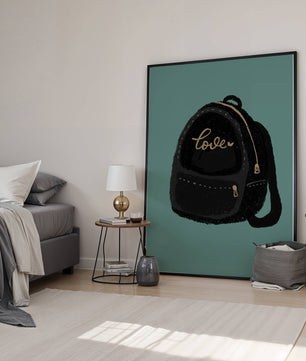 Elegante mochila negra con detalles dorados e inscripción de amor