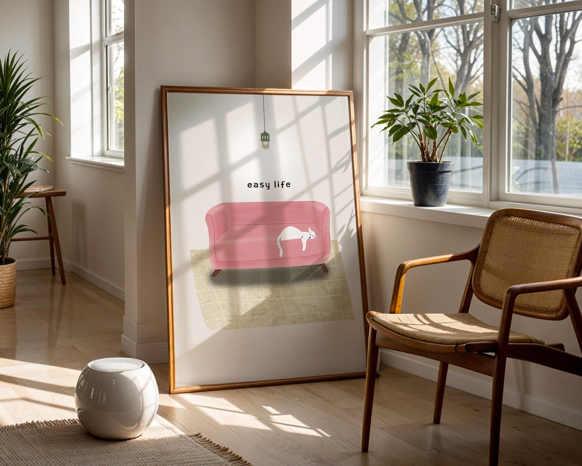 Interior minimalista con sofá rosa y gato blanco relajado