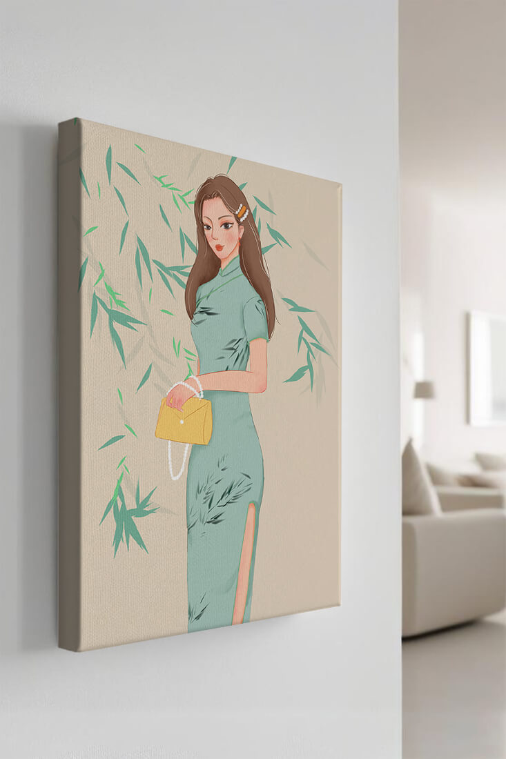 Mujer elegante con vestimenta tradicional sosteniendo un bolso amarillo con fondo de bambú