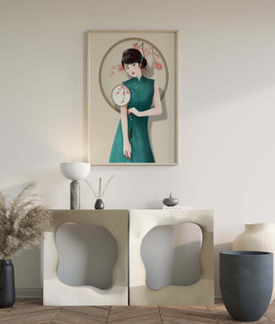 Elegante Illustration einer Frau in traditioneller Kleidung mit einem Fächer mit Kirschblüten