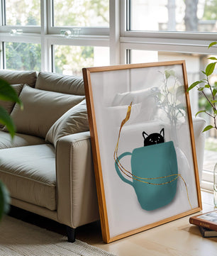 Katze in blaugrüner Tasse mit goldenen Elementen