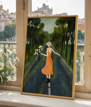 Femme en robe orange marchant sur une route avec des fleurs dans la forêt